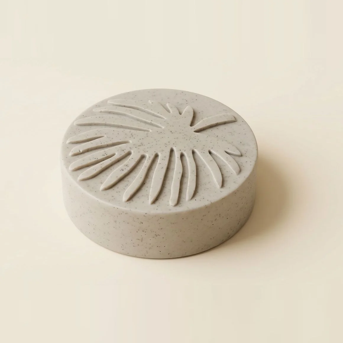 Jabón de arcilla verde bentonita, ovalado, diseño hoja de palma