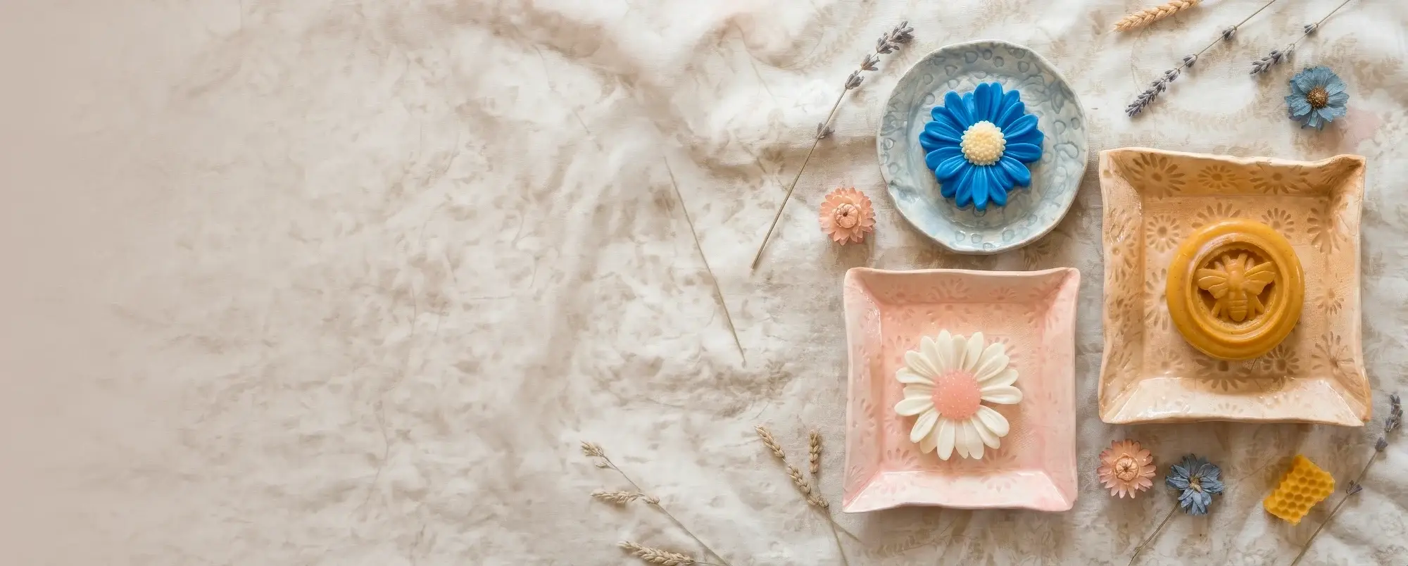 Jabones artesanales de La Margarita Deco en jaboneras de cerámica, con flores secas y lavanda