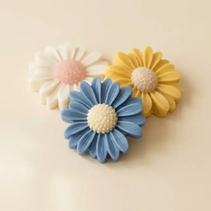 Jabones decorativos con forma de margarita en azul, blanco y amarillo