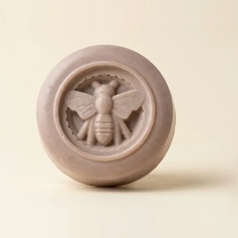 Jabón artesanal de miel y caolín, abeja