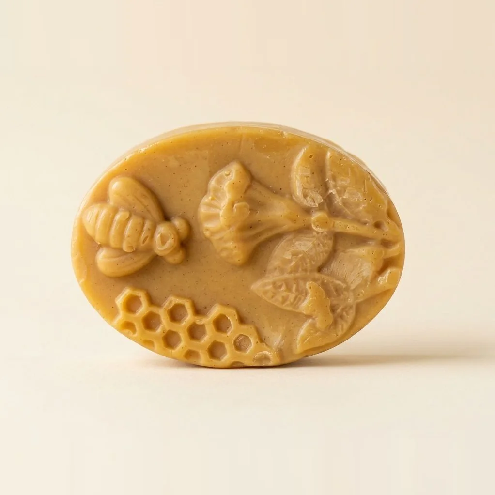 Jabón artesanal de miel y cúrcuma, abeja y flores